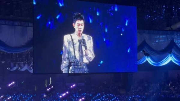 陈小春巡演首场献唱粤语版借过一下