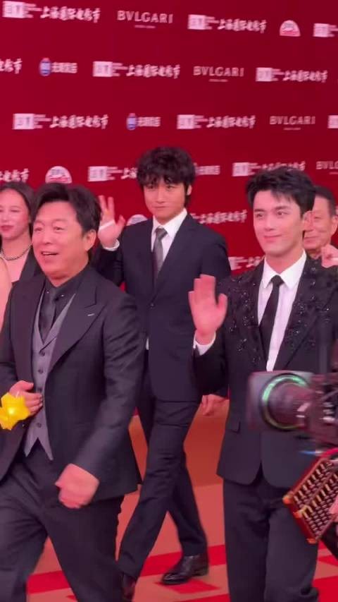 上影节闭幕黄渤派送黄星星引热议