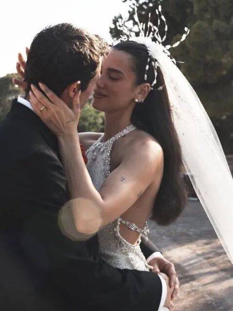 Dua Lipa 没有分享的义务,但是她的婚纱好漂亮