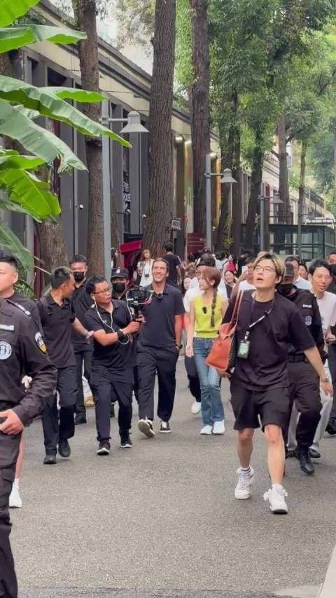 就在今天 劳尔就在我面前经过了,49岁了依然是当年的伯纳乌王子
