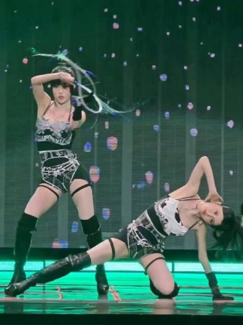 by2梅奔演唱会,妆造升级,两姐妹原来都是小短腿