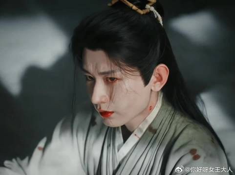 李莲花即使受伤,眼神中依然透露着不服输,倔强精神