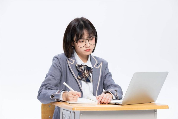 结了婚的女人要是发了疯地想一个婚外的男人，会有这三个痕迹，而且不会天天联系