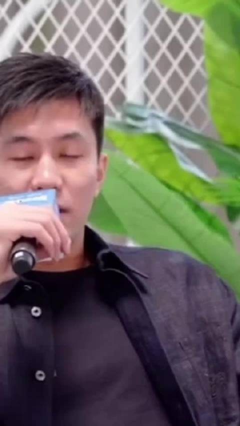 郭艾伦喝豆汁表情夸张称似未熟酸菜汤