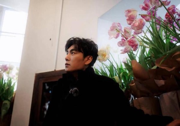 伊能静镜头下的秦昊帅得很有氛围感。