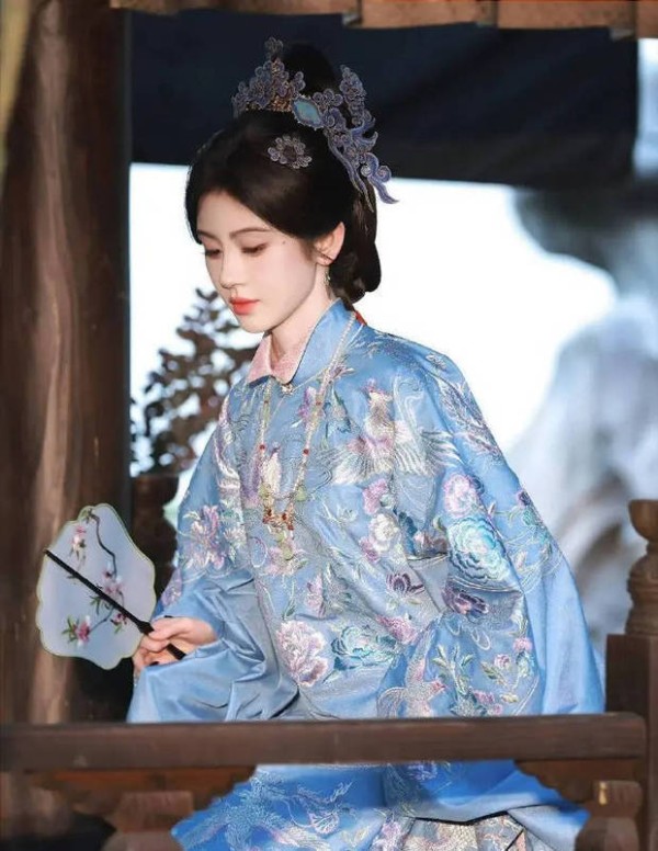 鞠婧祎身着蓝色古装 温婉雅致尽显东方气韵
