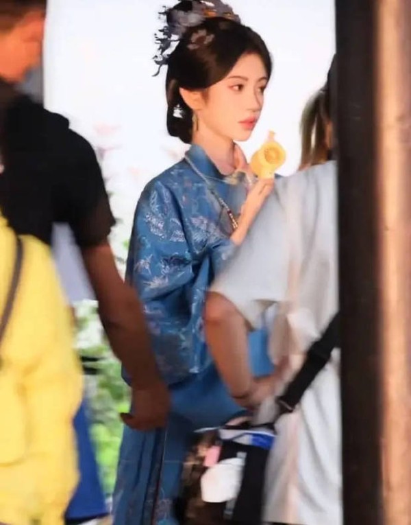 鞠婧祎优雅古典。