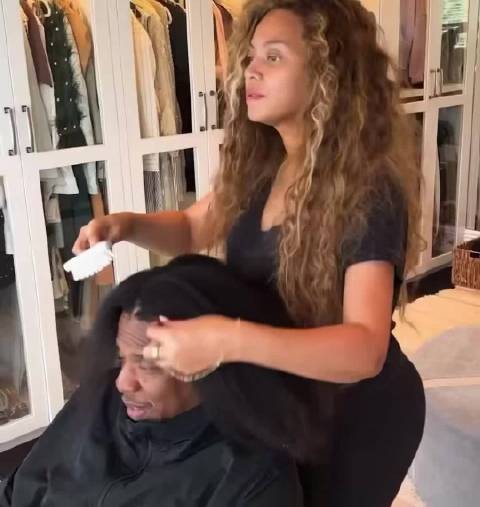 Beyonce 给老公 Jay-z 护理头发