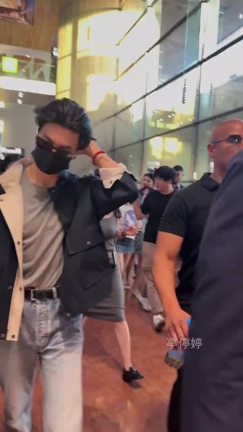陈哲远素颜现身巴黎机场,生图展现精致五官