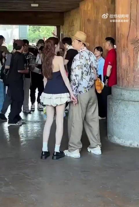 沈梦辰活动生图曝光,后背与胳膊肤色不均引热议