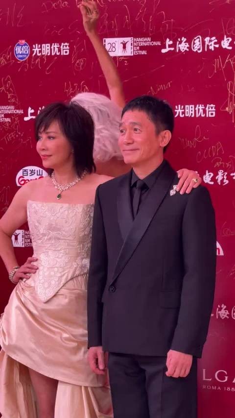刘嘉玲拽梁朝伟走红毯,社恐影帝全程靠老婆控场