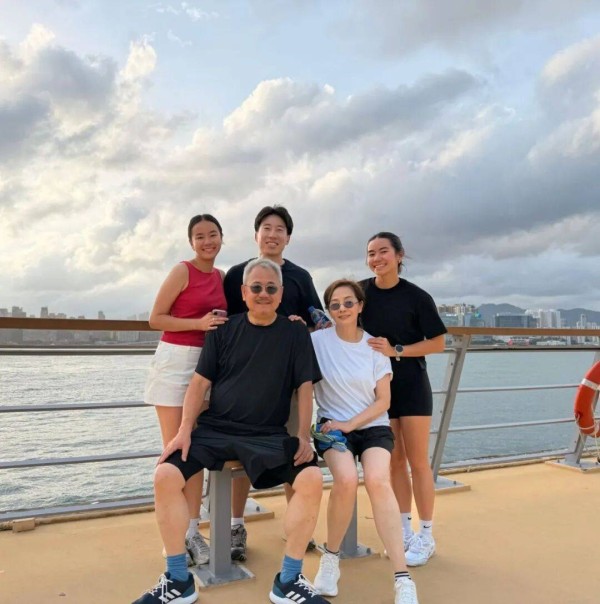 66岁毛舜筠晒全家福贺父亲节，女婿罕见现身，定居美国低调生活