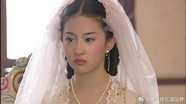 心爱的人和别人结婚了,白秀珠自己在家穿起了婚纱!金燕西多少有些不知好歹