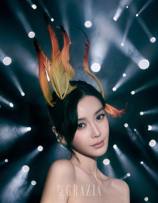 Angelababy露肩造型妆容清透,灵动梦幻自带星光。