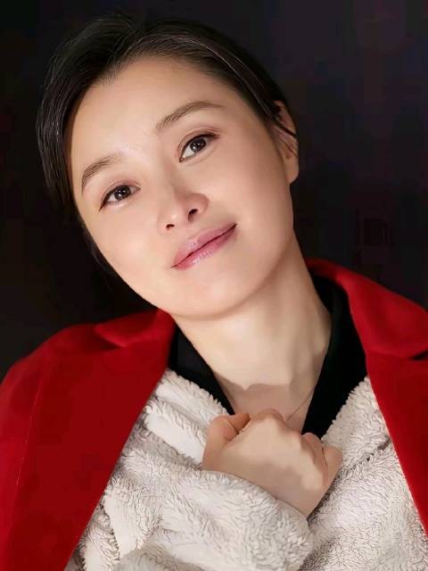 54岁吴越未婚独居，曾与陈建斌恋爱五年后单身至今