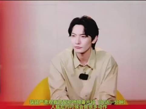 我尴尬的时候也会这样有很多小动作,感觉下面的脚趾已经扣出三室一厅了