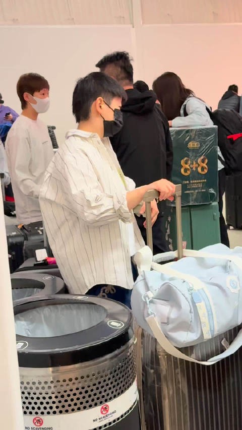 莎莎楚钦安全到达啦 莎莎好乖好可爱 楚钦这鞋咋看着这么大啊