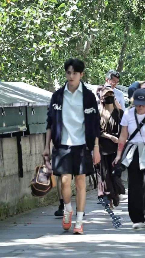 龚俊24小时实时更新巴黎看秀动态