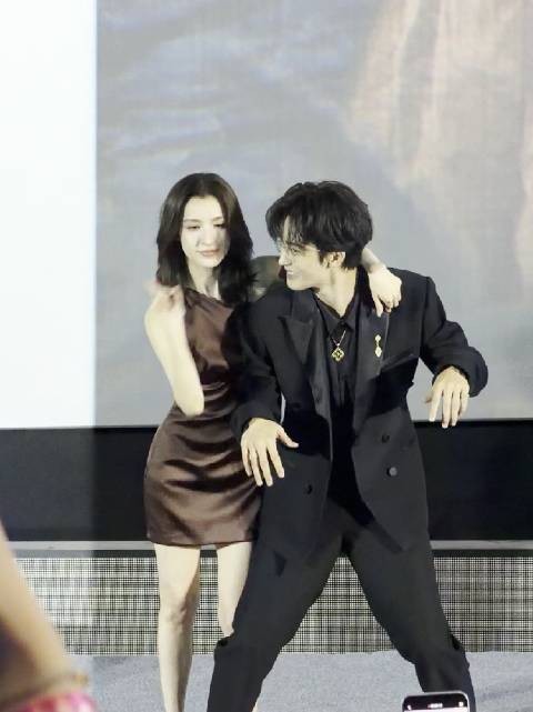 朱正廷哈妮克孜上海合拍手势舞