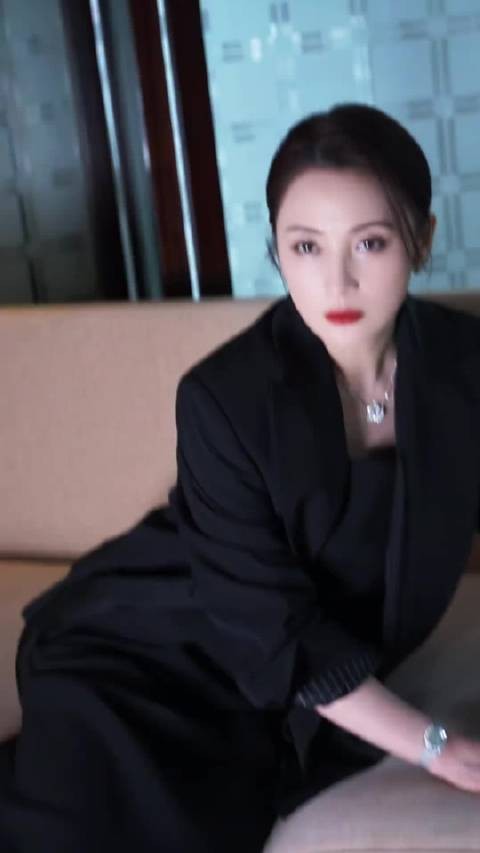蒋勤勤黑西装造型展贵女气质