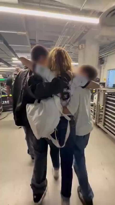 夏奇拉和儿子一起看阿根廷比赛,13岁的儿子比妈妈还高