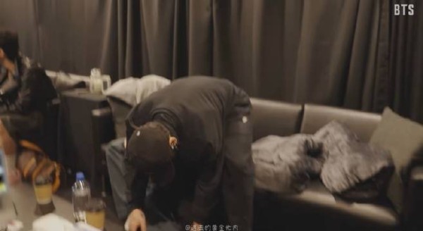 拿走了JIN的鞋子放在灯下然后一本正经的坐在旁边哈哈哈