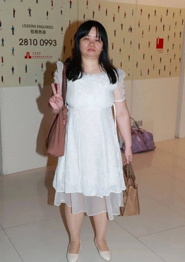 “亚视一姐”再战选美，穿30元新鞋参赛，成全场最大焦点