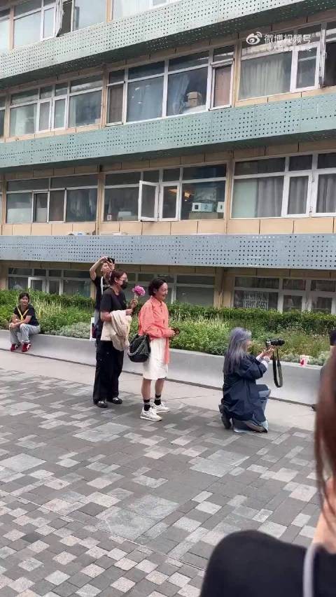 偶遇惠英红在三里屯和路人大合照,红姐状态好好 我也想和红姐合照