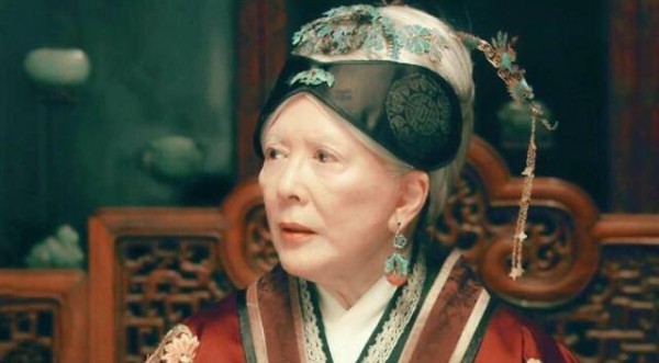 刘姥姥游大观园时，薛宝钗做了两件事有违人性，被贾母严厉批评