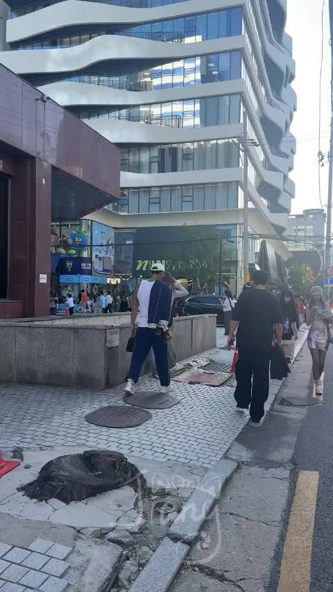 黄子韬徐艺洋圣水现身,花臂拎包随和打招呼