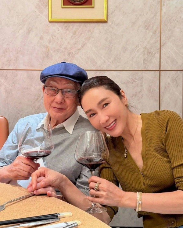 黎姿退圈多年仍是孝顺女儿,父亲节陪爸爸食中菜,三代亲情画面惹人羡慕