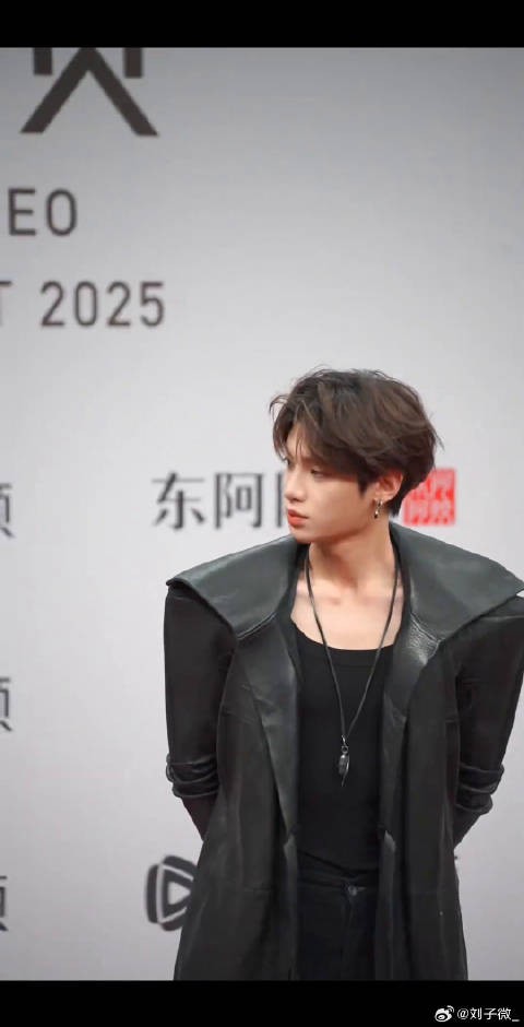 此男就这么用脸帅晕所有人 我为星光大赏打call 黄明昊