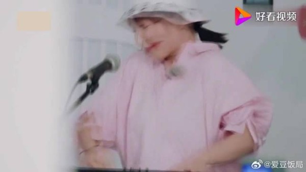 杨紫佟年上身！鬼畜式弹钢琴法吓跑王俊凯，太逗了！