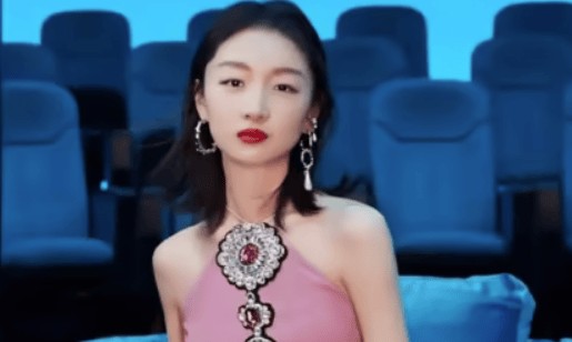 周冬雨回应演话剧不背台词争议