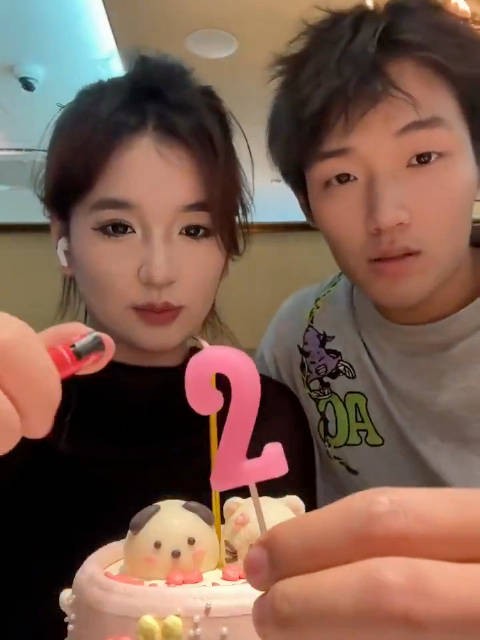 情侣吃饭 男朋友的头发竟然着火了