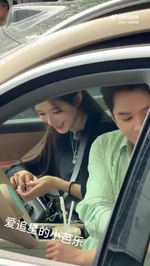 李佳琦开车是没有新手膨胀期的,依然很紧张,不过包在他身上,没问题的!