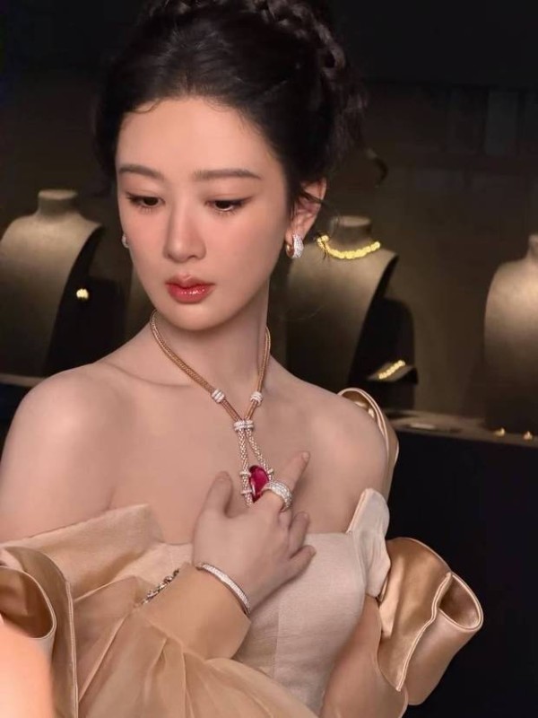 杨紫蝴蝶结泡泡袖礼裙造型气质出众