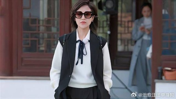 鲍蕾穿私服插兜走秀，一双笔直大长腿，难怪迷倒校草的陆毅！