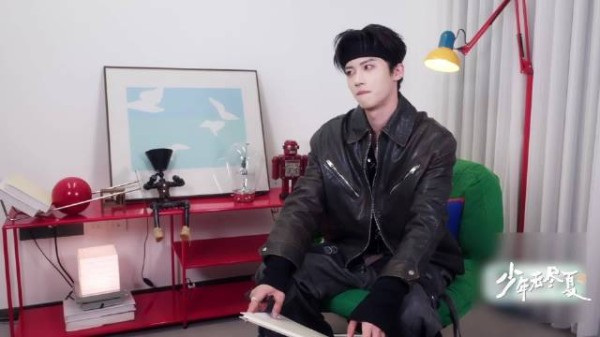 闫桉回应少年无尽夏导演提问,对过去的自己说辛苦了