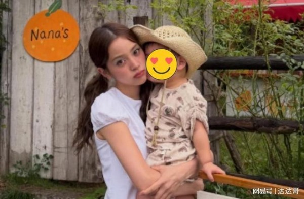 63岁傅娟近照状态曝光！现身女儿欧阳娜娜生日趴
