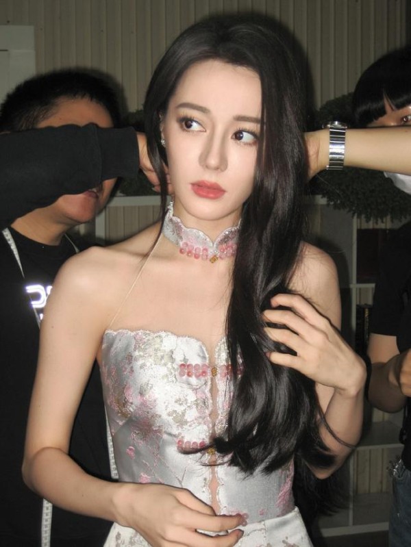 迪丽热巴闷声干大事，出演周星驰电影女主，合作张小斐期待值拉满