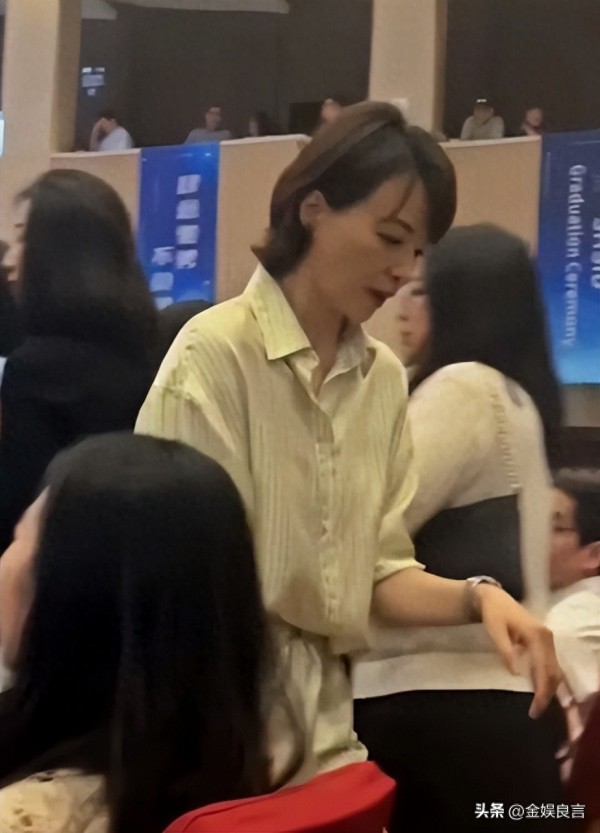 董卿素颜现身儿子毕业礼,身材消瘦穿衣朴素仍很亮眼