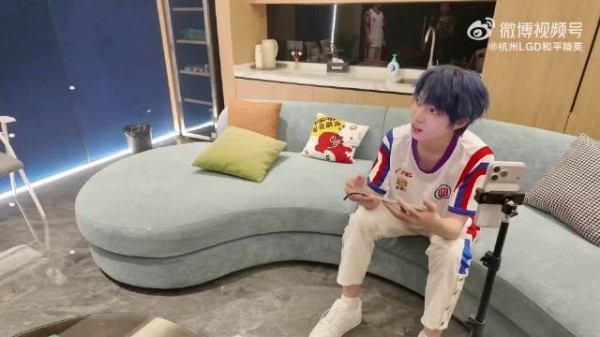 憨憨又可爱的福福和小歌～ 以及在一旁幸灾乐祸看戏的猫师傅