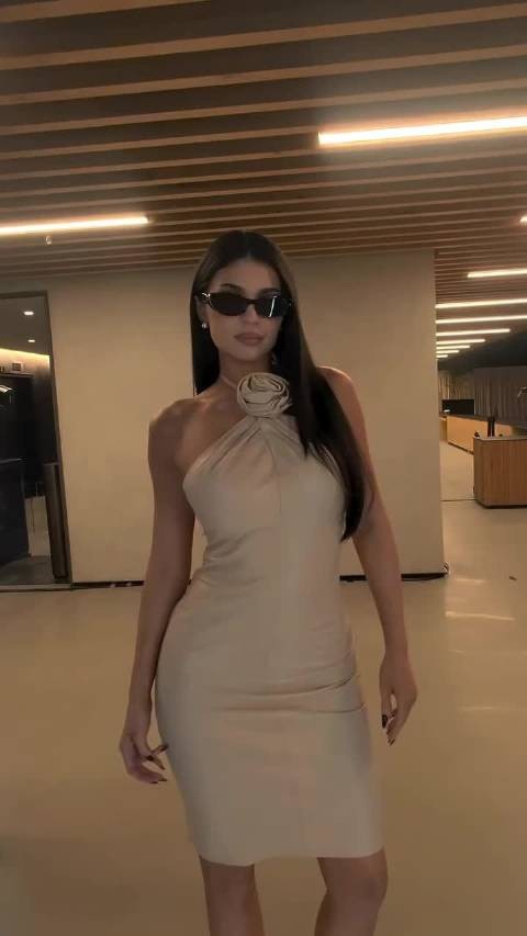 Kylie Jenner携手Meta Glasses出席活动,身着Gucci古董礼服亮相