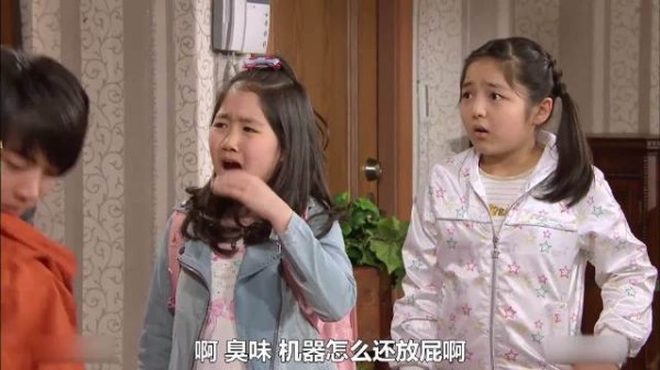 搞笑一家人机器人成精了,开始有了自己的想法,全家乱成一团