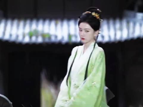 宋祖儿将裴右安娃娃塞入礼服心口，搭配余生皆安卷轴
