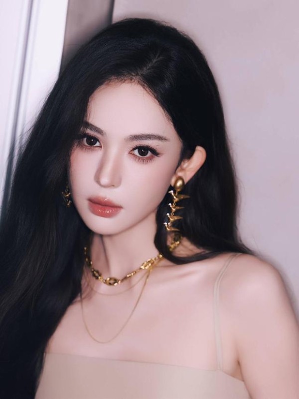 搜狐娱乐讯 24日，古力娜扎最新写真大片释出，绝美脸蛋状态超好，异域浓颜美貌极具冲击力！