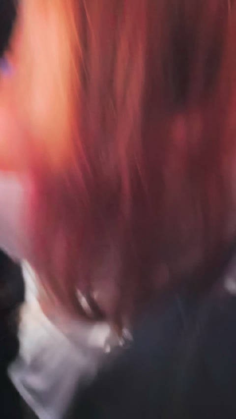 彩排现场现活力青年与疲倦老登