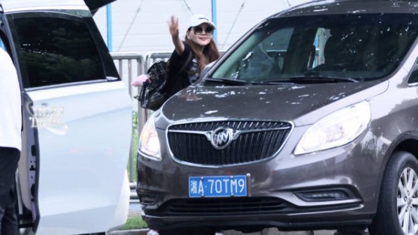 20260624下班 这小妞妞换了个粉裤子
