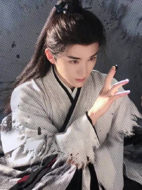 张新成特别出演《剑来》崔巉，白衣朱砂造型曝光